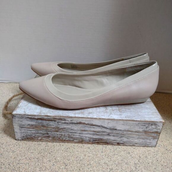 👍 BCBG Taupe Flats Size 9.5. A1 - Picture 1 of 4
